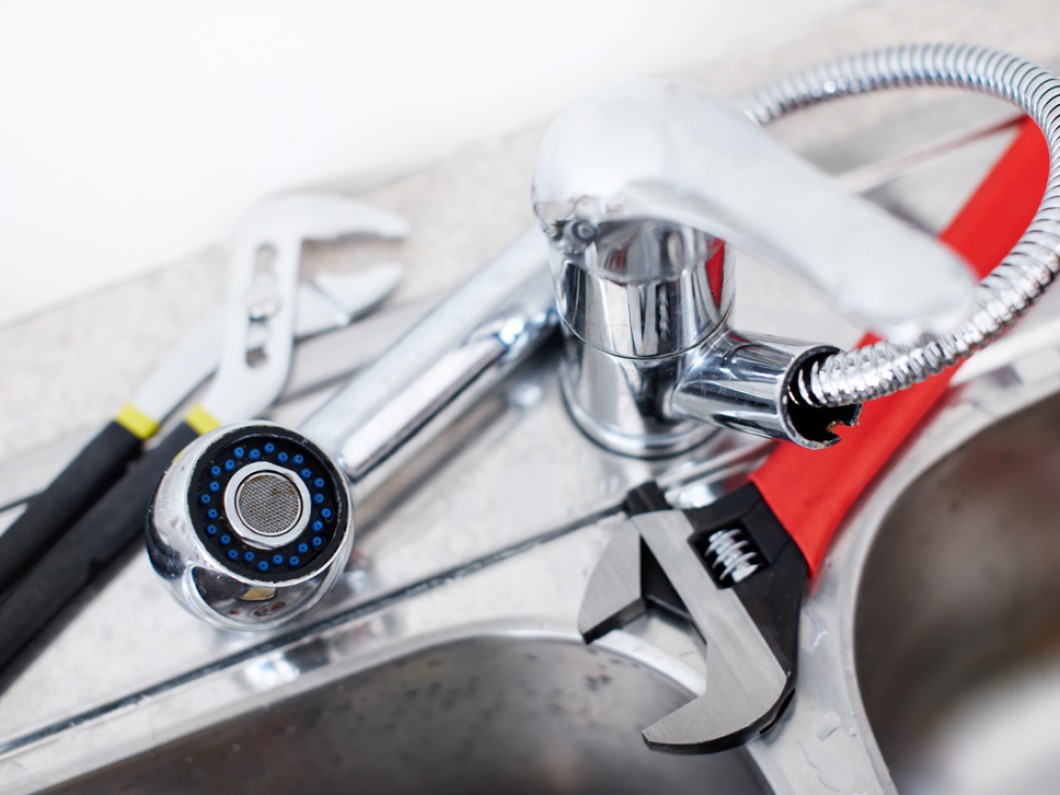 kitchen-sink-wrench-plumling-7068064